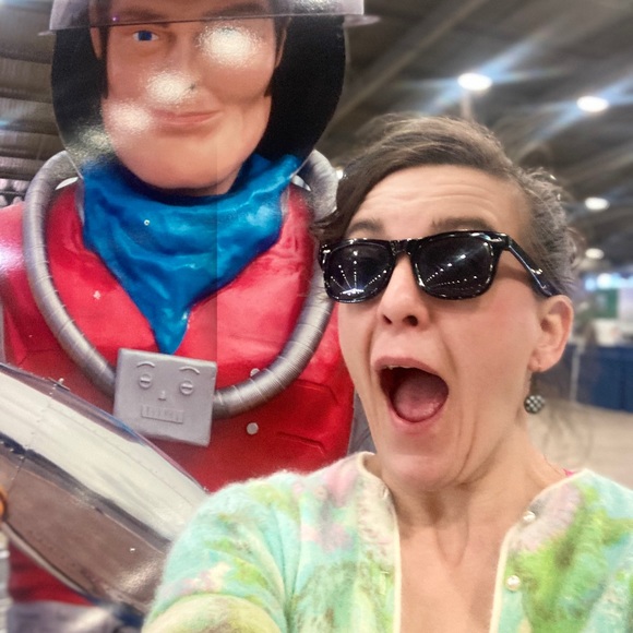 Meet your Posher, Angela - Picture 2 of 2